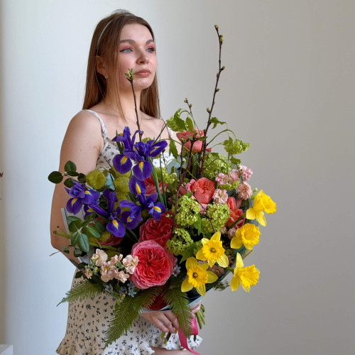 Різнобарвний цікавий букет «Відтінки весни»