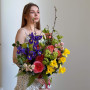 Різнобарвний цікавий букет «Відтінки весни»