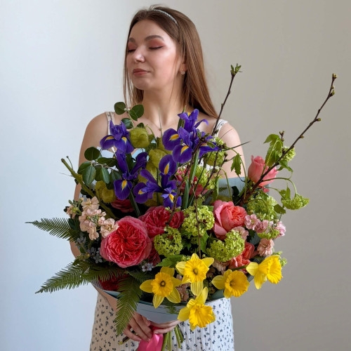 Різнобарвний цікавий букет «Відтінки весни»