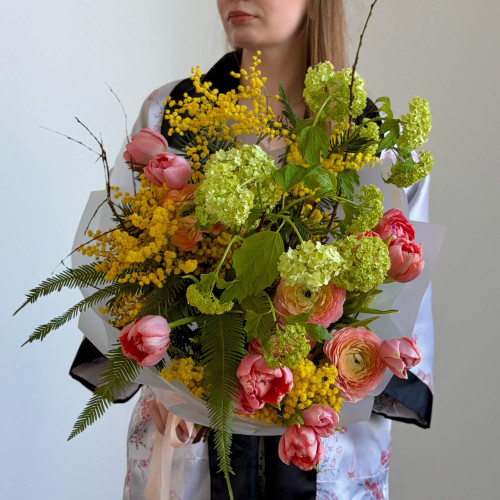 Різнорівневий яскравий букет з вібурнумом та тюльпанами «Весняний щебет»