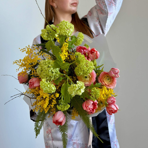 Різнорівневий яскравий букет з вібурнумом та тюльпанами «Весняний щебет»