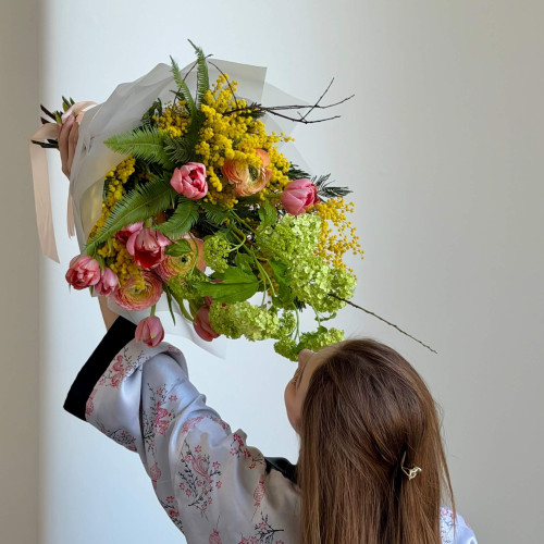 Різнорівневий яскравий букет з вібурнумом та тюльпанами «Весняний щебет»