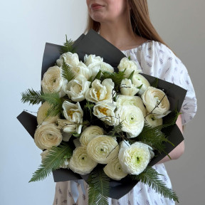 Весняний букет з ранкункулюсів та тюльпанів в білому кольорі «Перший цвіт»