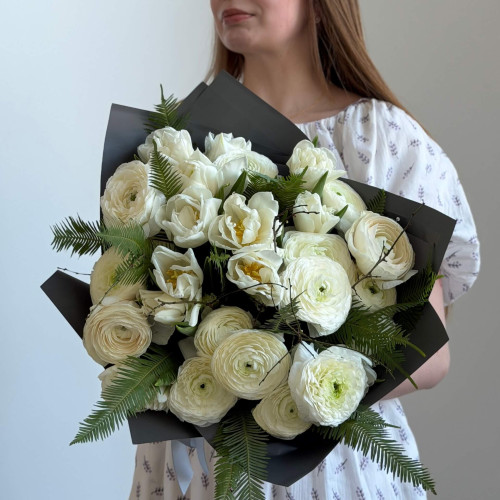 Весняний букет з ранкункулюсів та тюльпанів в білому кольорі «Перший цвіт»