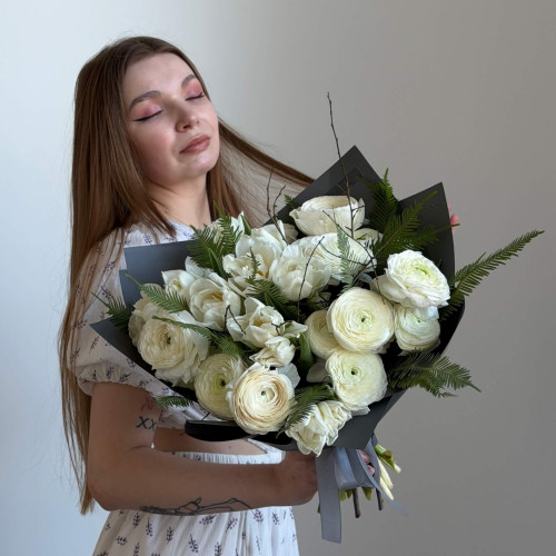 Весняний букет з ранкункулюсів та тюльпанів в білому кольорі «Перший цвіт»