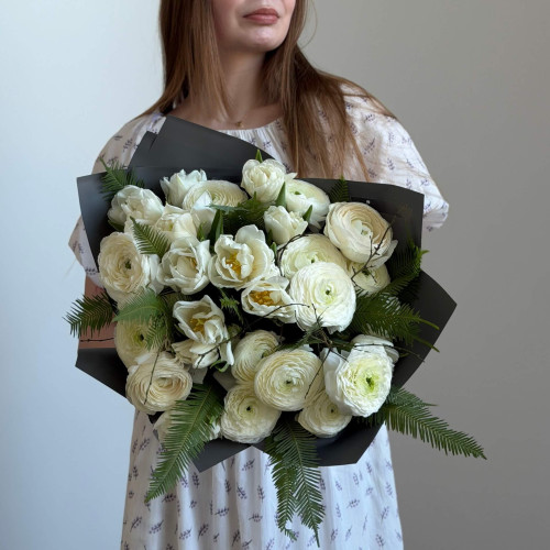 Весняний букет з ранкункулюсів та тюльпанів в білому кольорі «Перший цвіт»