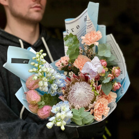 Цікавий букет із протеєю та ексклюзивною трояндою Princess Pinku «Зірка весни»