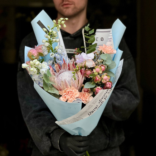 Цікавий букет із протеєю та ексклюзивною трояндою Princess Pinku «Зірка весни»