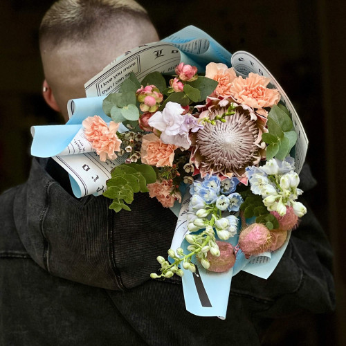 Цікавий букет із протеєю та ексклюзивною трояндою Princess Pinku «Зірка весни»