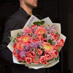 Соковитий весняний букет із ранункулюсів з бузком «Танець із промінчиками»