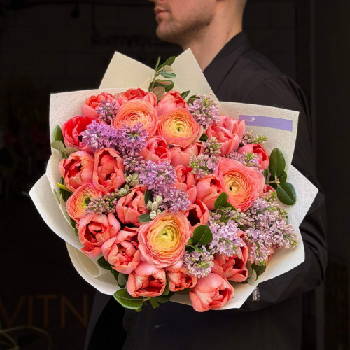 Сочный весенний букет из ранункулюсов и сирени «Танец с лучиками»