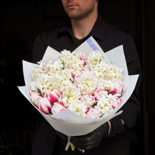 Запашний весняний дуо букет із гіацинтів та піоновидних тюльпанів «Весняний вальс»