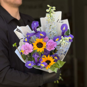 Цікавий букет з ірисами та соняшниками «Весняна пісня»