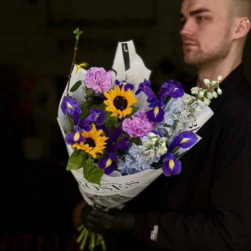 Цікавий букет з ірисами та соняшниками «Весняна пісня»