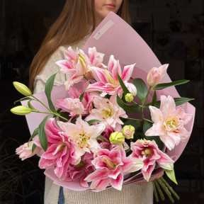 5 гілок розкішних махрових лілій сортів Amistad та Roselily Viola у букеті «Ніжні зірочки»