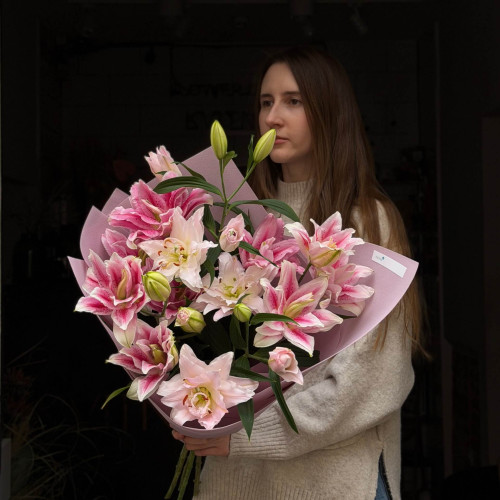 5 гілок розкішних махрових лілій сортів Amistad та Roselily Viola у букеті «Ніжні зірочки»