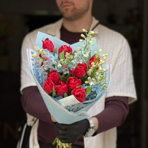 Контрастний букет із півонієвидними тюльпанами «Весняне зізнання»