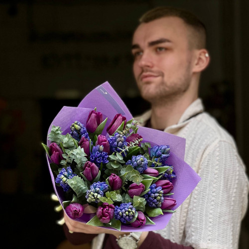 Весняний букет у глибоких відтінках «Таємнича ніч»