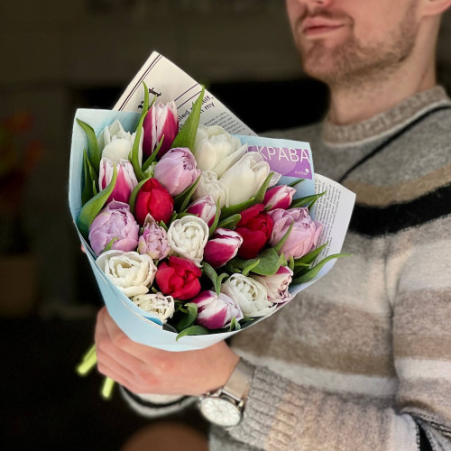 Мікс із 19 піоновидних тюльпанів у букеті «Рубінове пробудження»