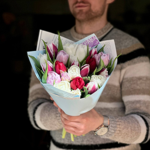 Мікс із 19 піоновидних тюльпанів у букеті «Рубінове пробудження»