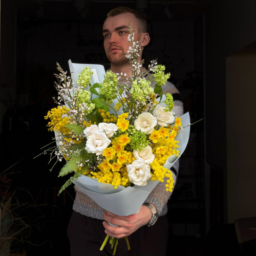 Весняний букет з мімозою та нарцисами «Березнева свіжість»