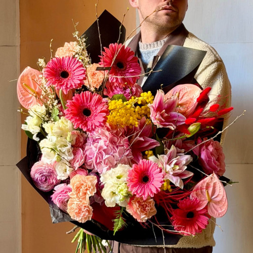 Розкішний букет з ліліями та антуріумом «Рожеві думки»