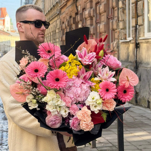 Розкішний букет з ліліями та антуріумом «Рожеві думки»