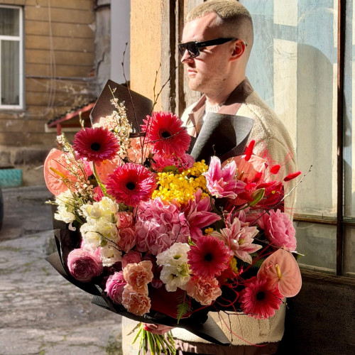 Розкішний букет з ліліями та антуріумом «Рожеві думки»