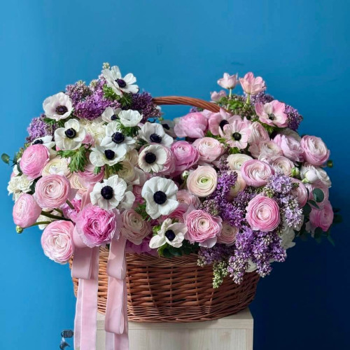 Божественно розкішний величезний кошик з ранункулюсами та анемонами «Кохання імператора»