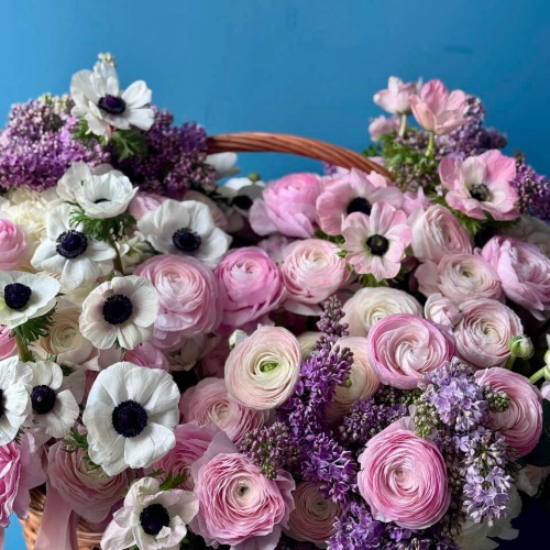 Божественно розкішний величезний кошик з ранункулюсами та анемонами «Кохання імператора»