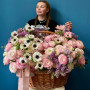 Божественно розкішний величезний кошик з ранункулюсами та анемонами «Кохання імператора»