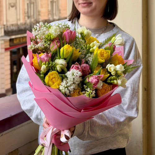 Запальний весняний букет із французськими тюльпанами Strawberry Cream «Французький поцілунок»