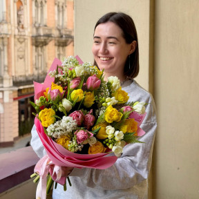 Запальний весняний букет із французськими тюльпанами Strawberry Cream «Французький поцілунок»