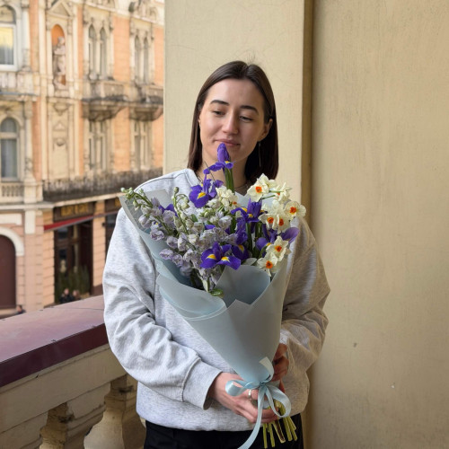 Небесний весняний букет із дельфініумом «Лінія ніжності»
