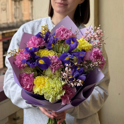 Кольоровий весняний букет із діантусами «Подих пелюсток»