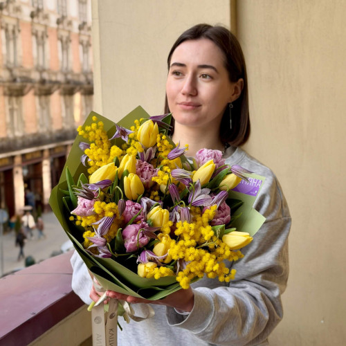Весняний запашний букет з клематісами та тюльпанами «Весна між нами»