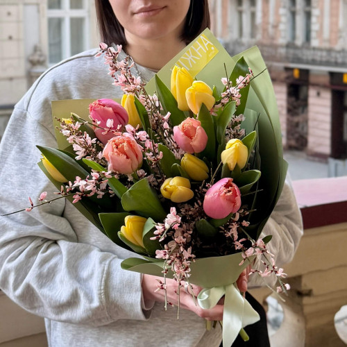Піднесений весняний букет з тюльпанами «Жива весна»