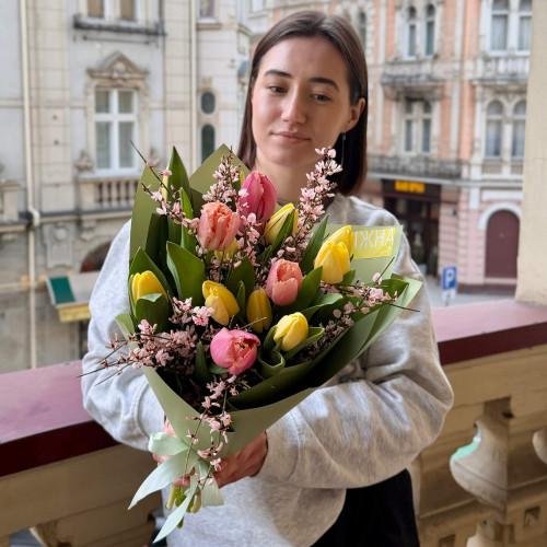 Піднесений весняний букет з тюльпанами «Жива весна»