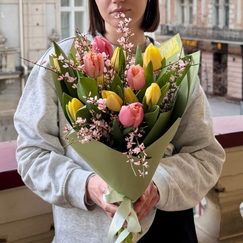 Піднесений весняний букет з тюльпанами «Жива весна»