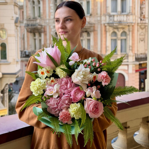 Лёгкий весенний букет с душистой пионовидной лилией «Ты моё сердечко!»