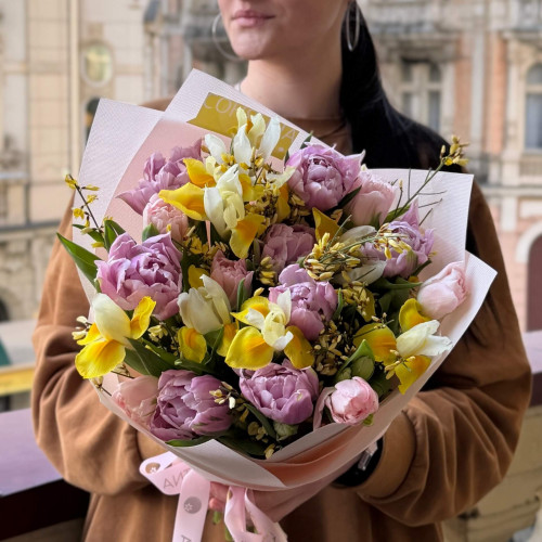 Життєрадісний весняний букет із додаванням ірисів «Сонячна перлина»