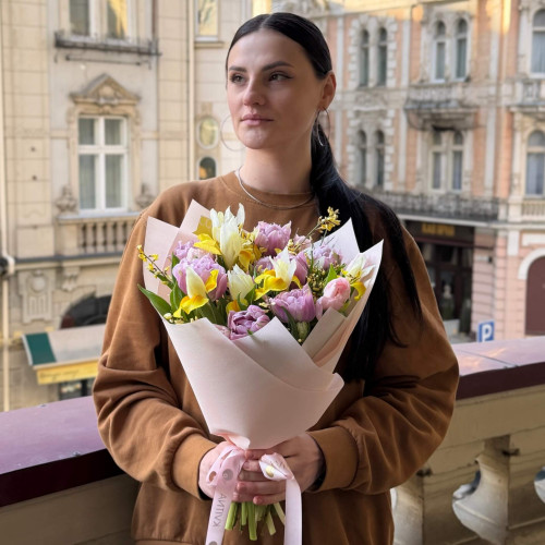 Життєрадісний весняний букет із додаванням ірисів «Сонячна перлина»