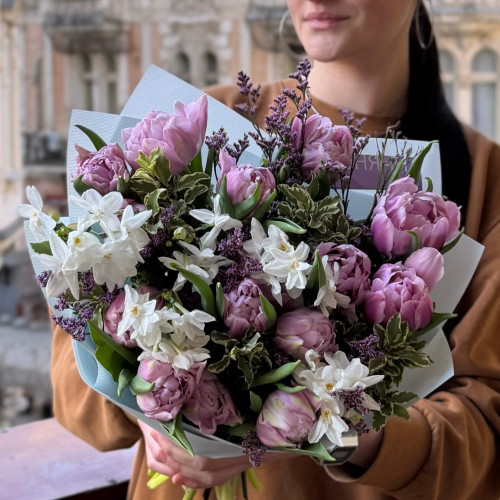 Замріяний весняний букет із запашними нарцисами «Мрія дівчинки»