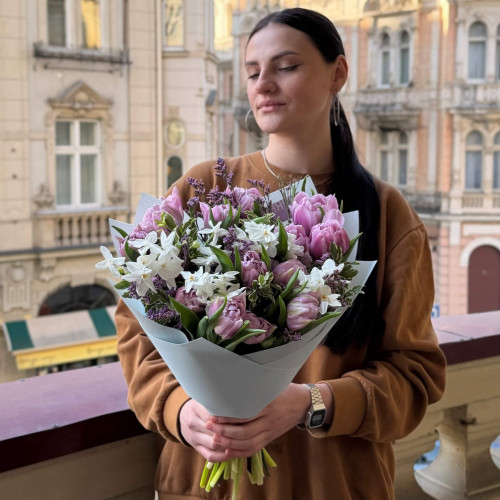 Замріяний весняний букет із запашними нарцисами «Мрія дівчинки»