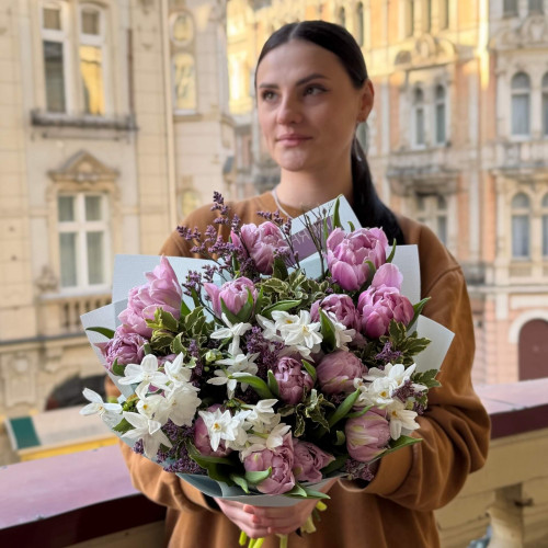 Замріяний весняний букет із запашними нарцисами «Мрія дівчинки»