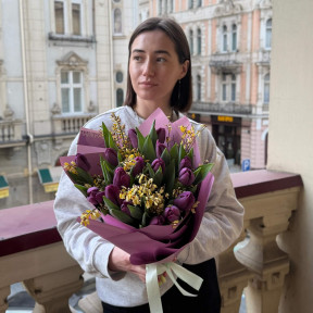 Соковитий весняний букет з тюльпанами «Смачні намистинки»