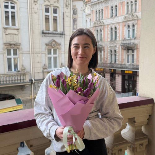 Соковитий весняний букет з тюльпанами «Смачні намистинки»