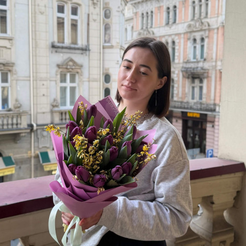 Соковитий весняний букет з тюльпанами «Смачні намистинки»