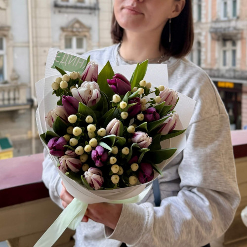 Витончений весняний букет із тюльпанами «Тиха радість»