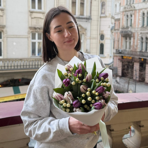 Витончений весняний букет із тюльпанами «Тиха радість»